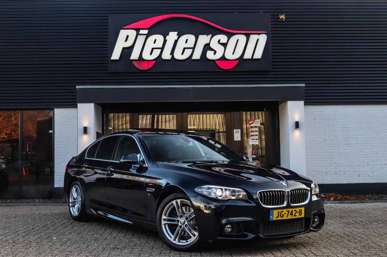 BMW 520 5-serie 520i M-Pakket NAP FACELIFT PANO 6WB DEALER Zwart - 1