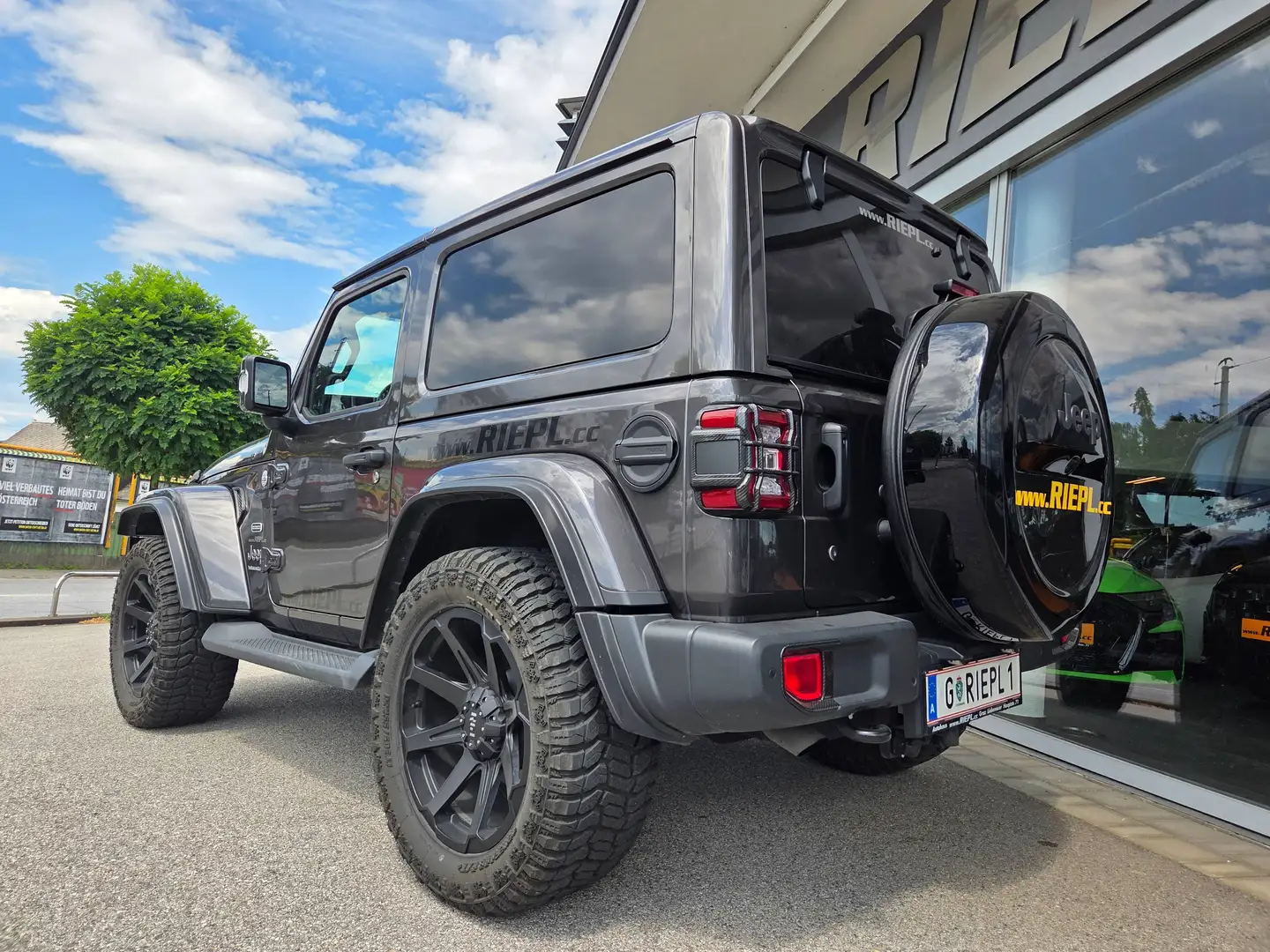 Jeep Wrangler Sahara NUR 67.000 KM Leder Led Navi Technologiepaket Hardtop Grau - 2