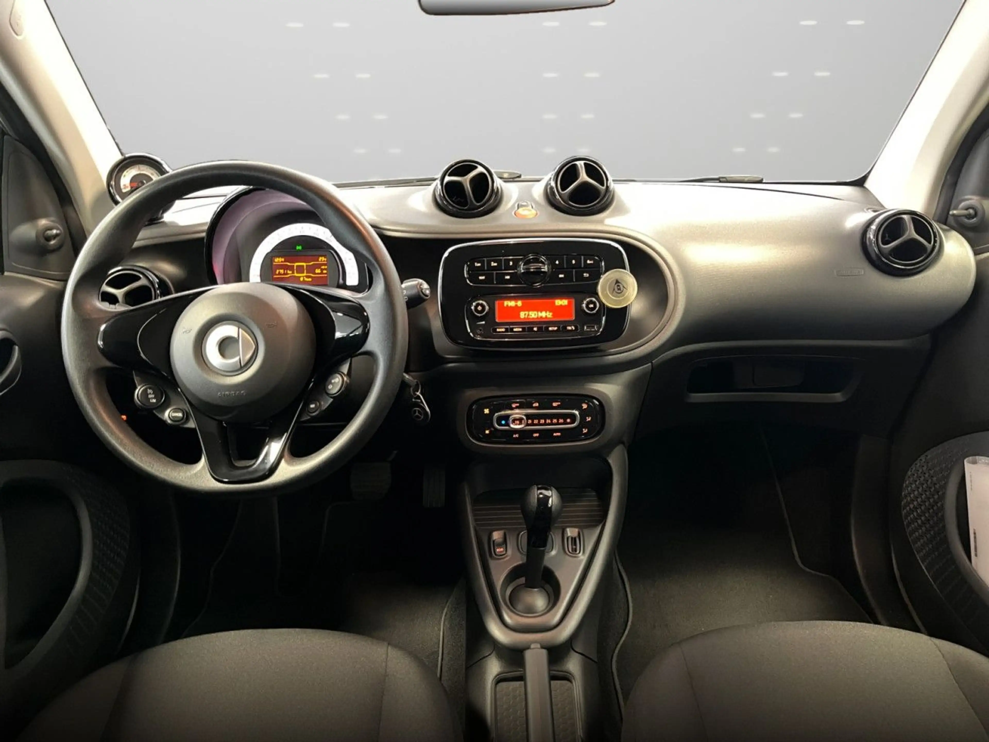 smart forTwo coupé 60kWed cool&Audio Dig Radio Tempom — photo 13