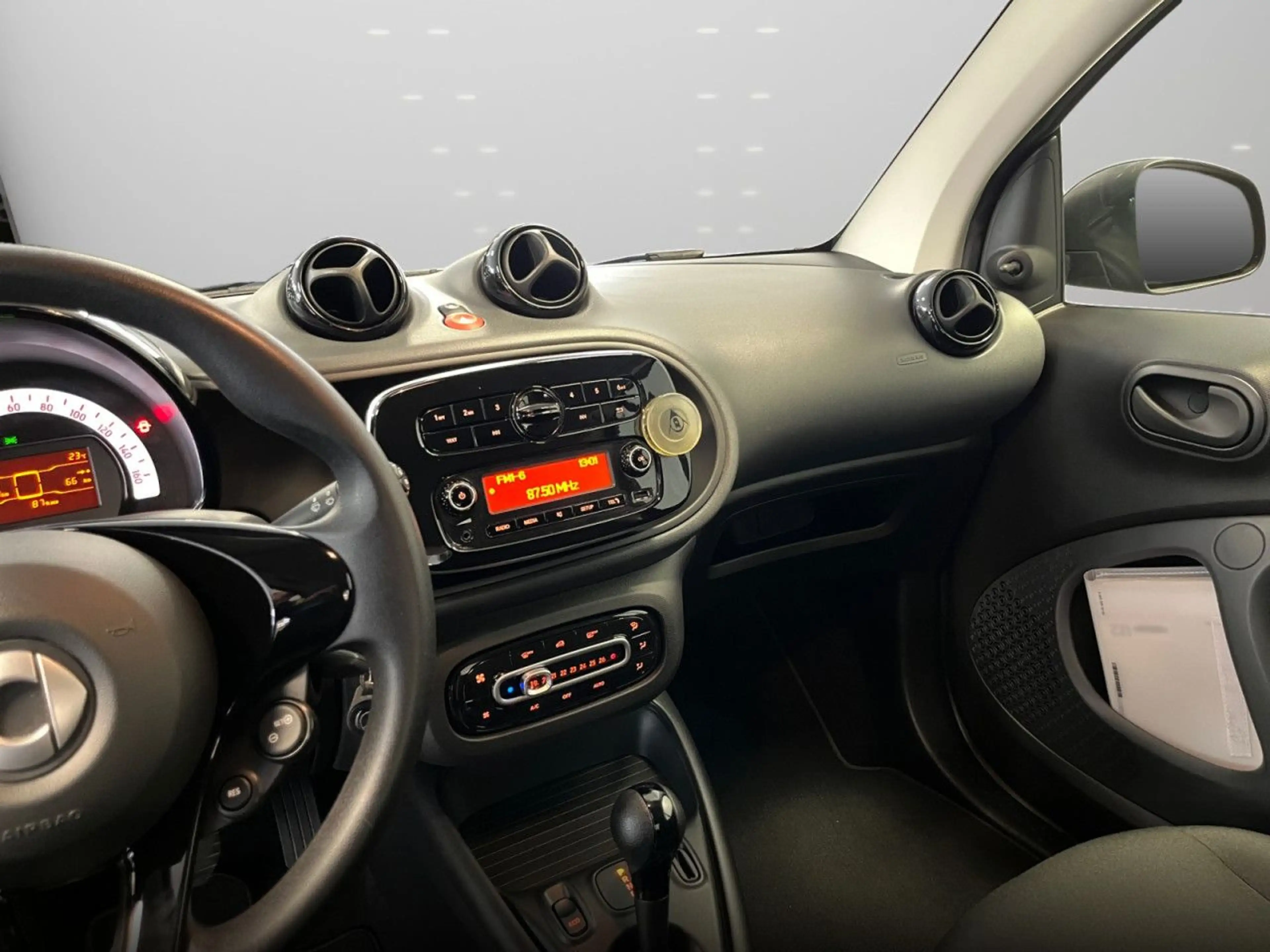 smart forTwo coupé 60kWed cool&Audio Dig Radio Tempom — photo 15