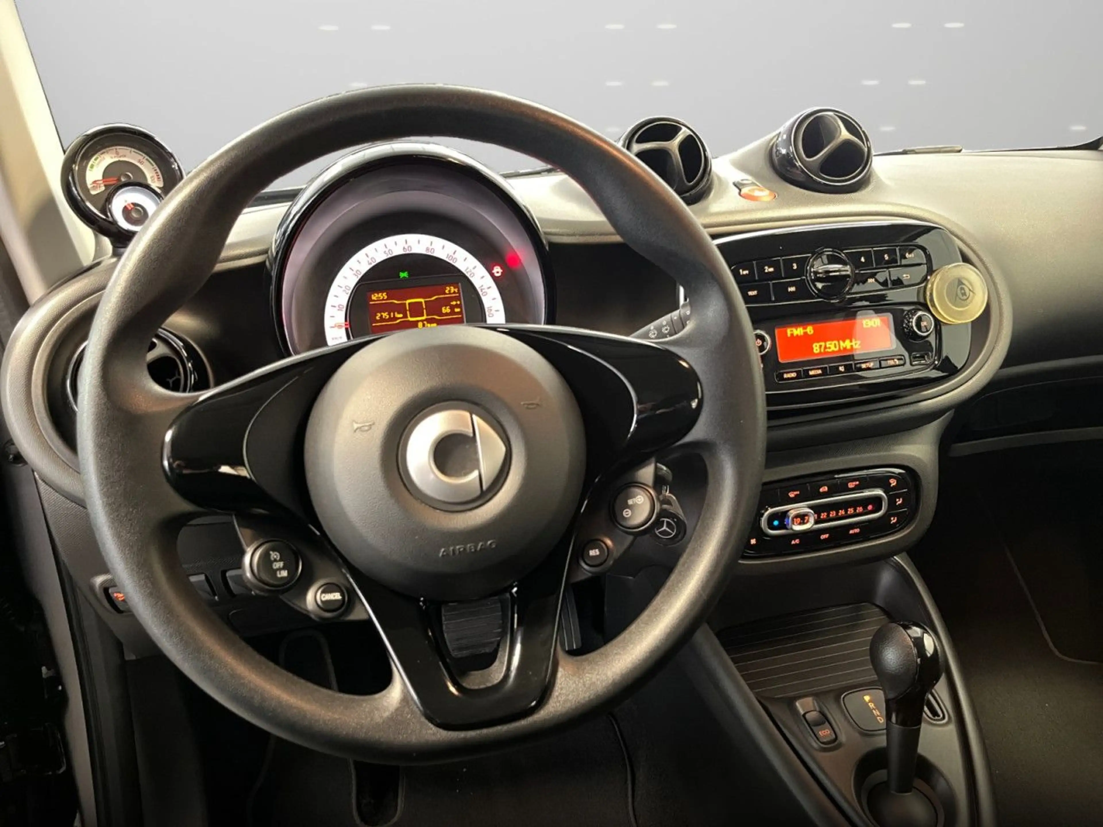 smart forTwo coupé 60kWed cool&Audio Dig Radio Tempom — photo 14