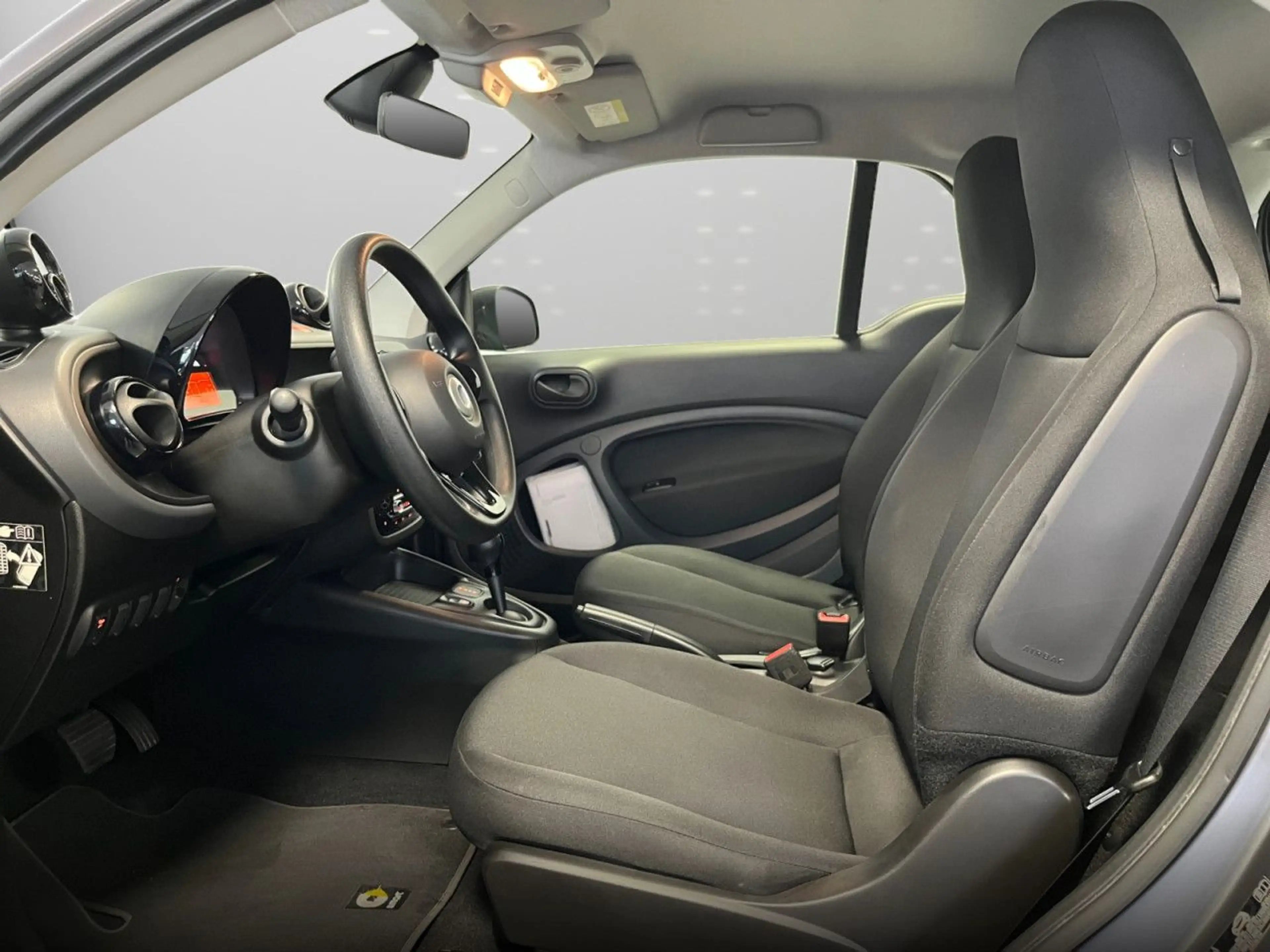 smart forTwo coupé 60kWed cool&Audio Dig Radio Tempom — photo 11