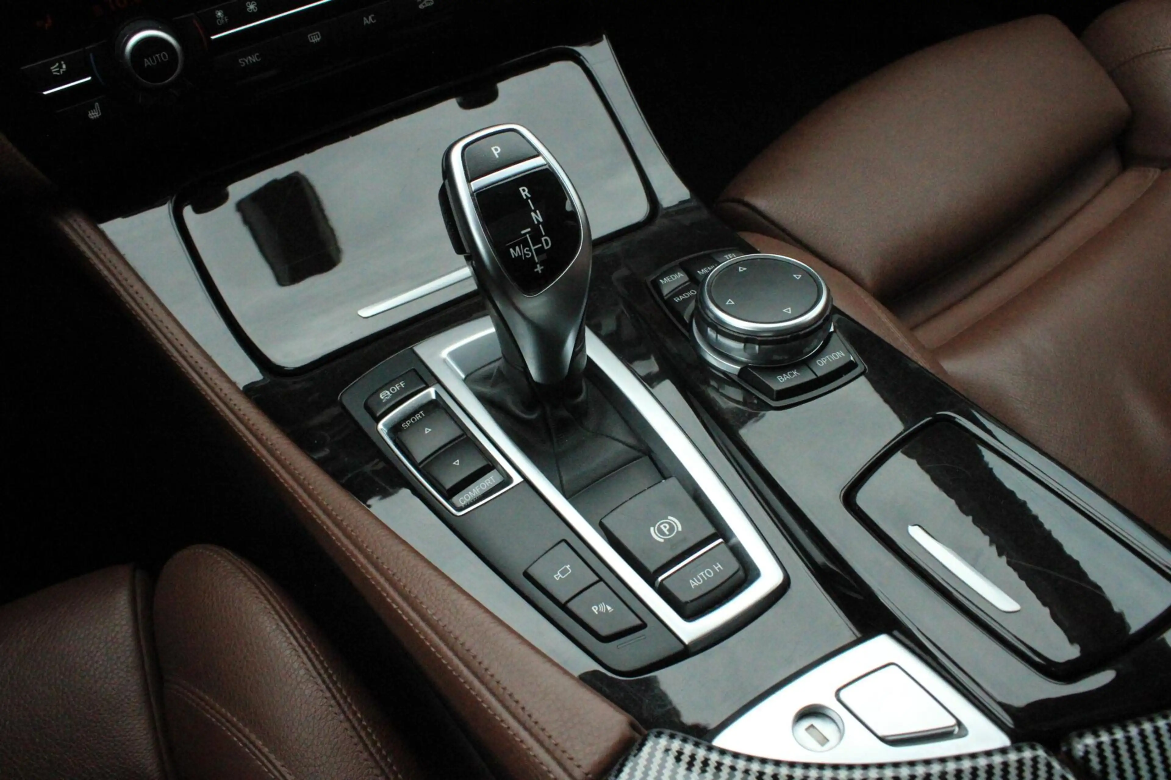 BMW 528 5-serie 528i Softclose HUD Pano Memory Keyless Sch — photo 32