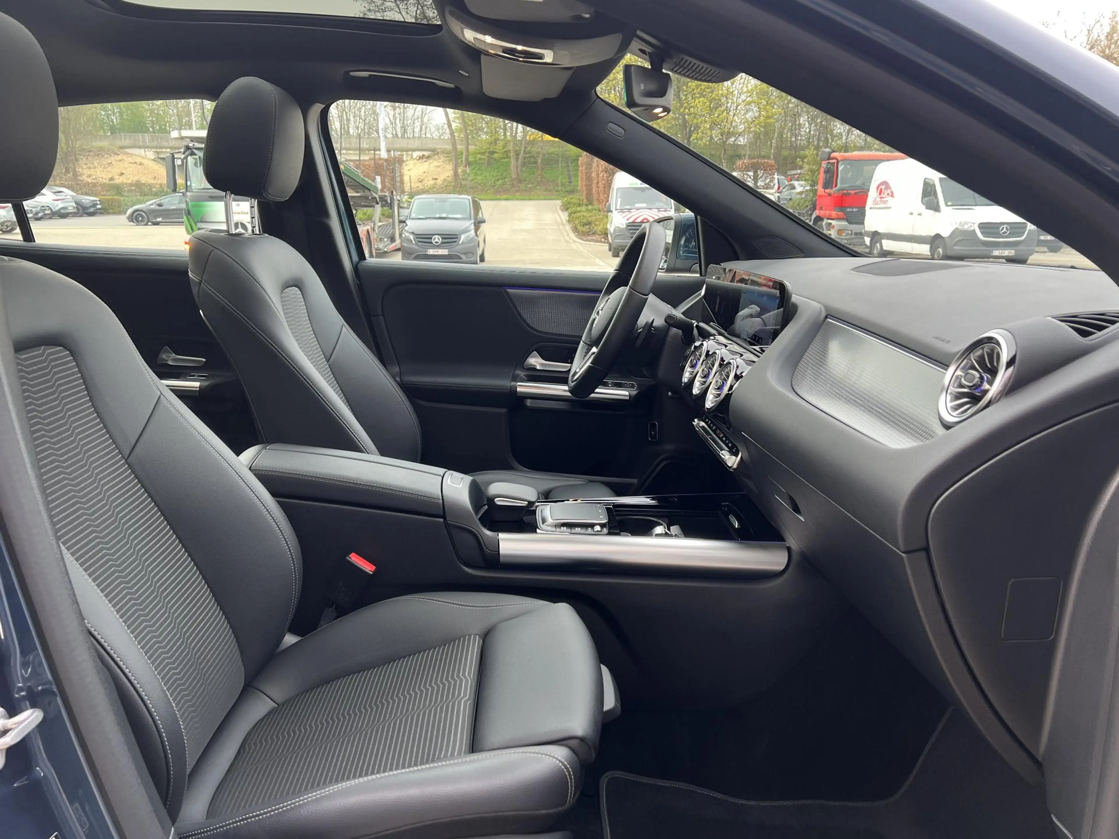 Mercedes-Benz GLA 180 progressive met panodak — photo 10
