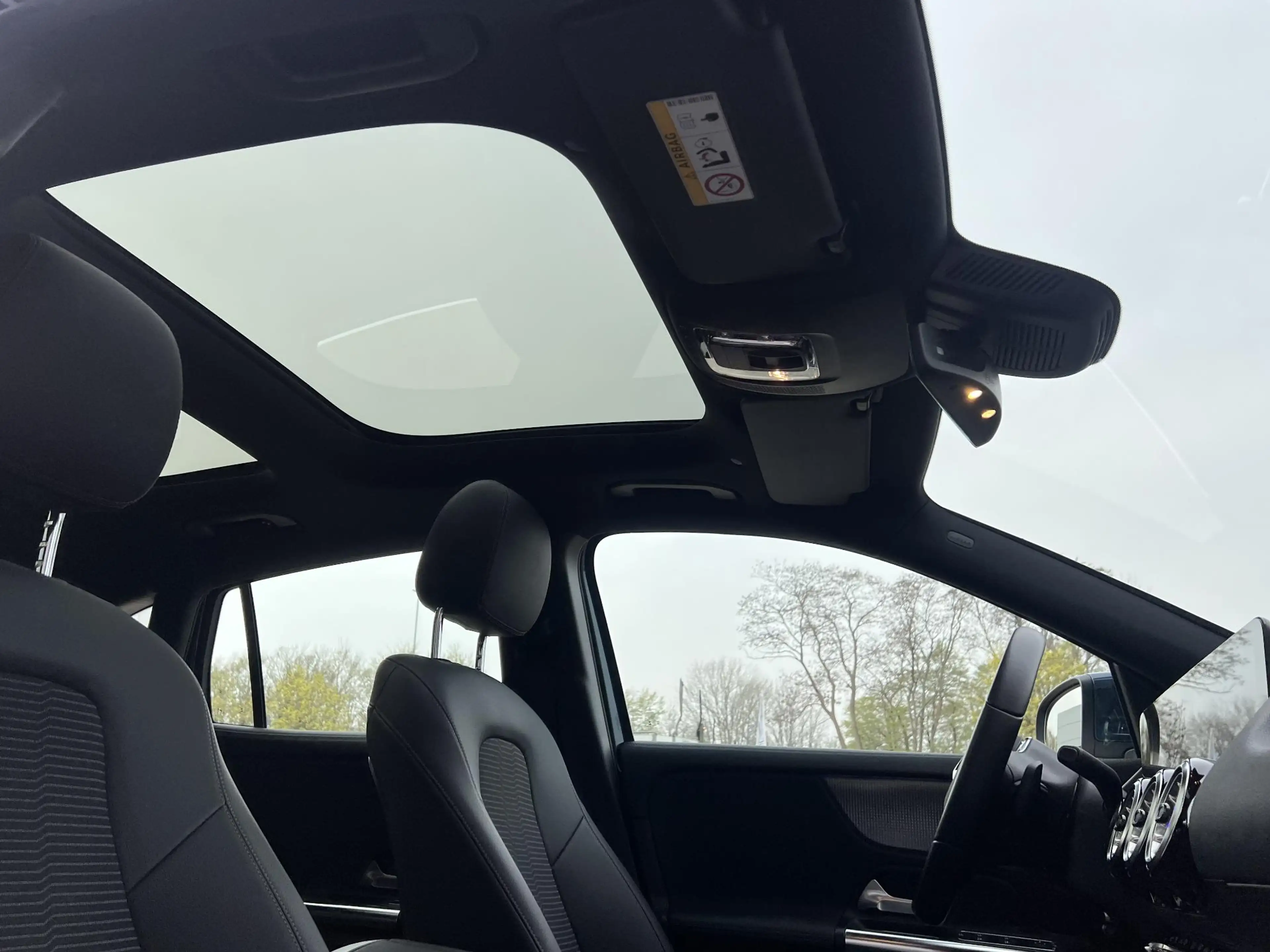 Mercedes-Benz GLA 180 progressive met panodak — photo 11