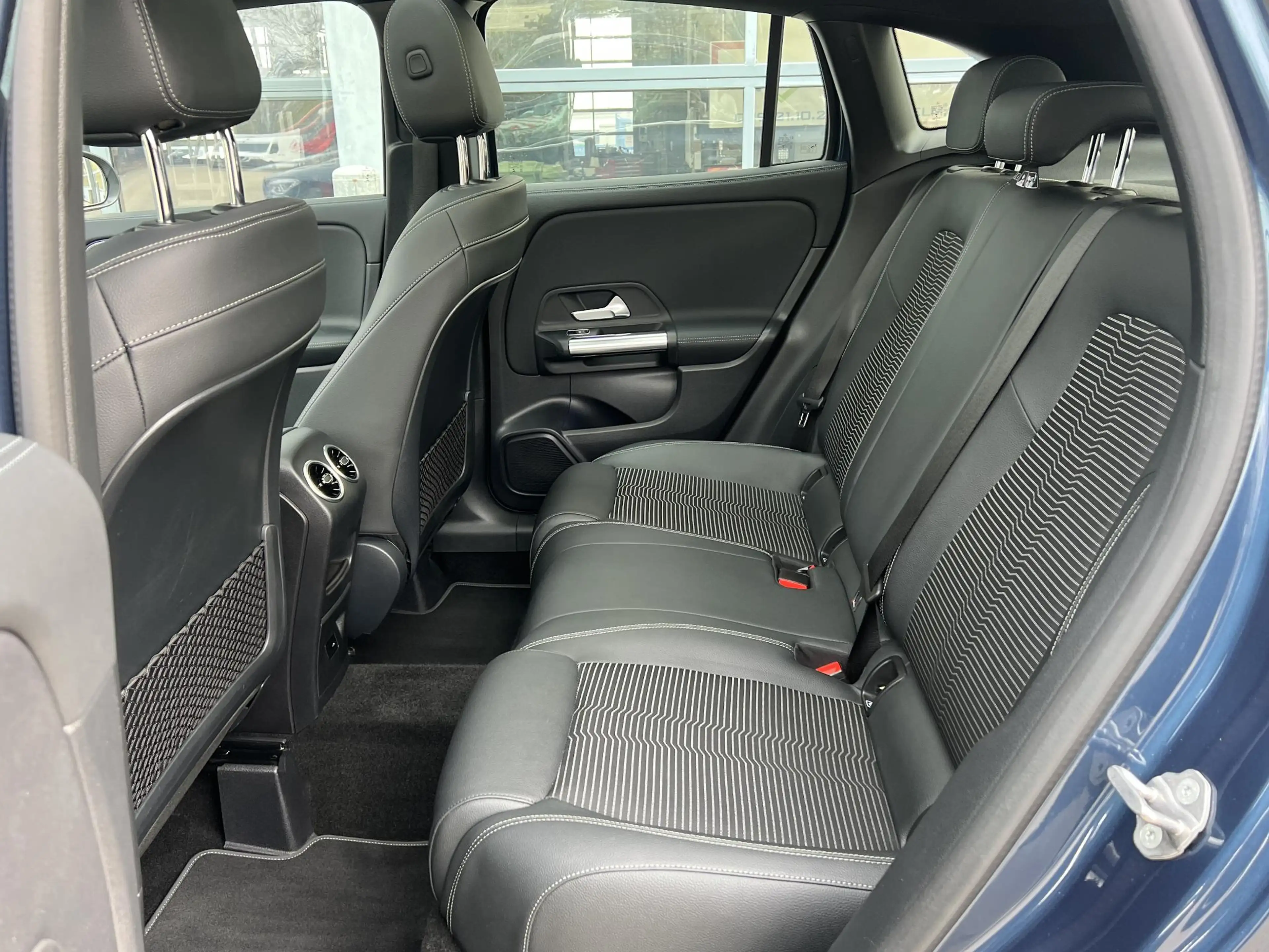 Mercedes-Benz GLA 180 progressive met panodak — photo 9