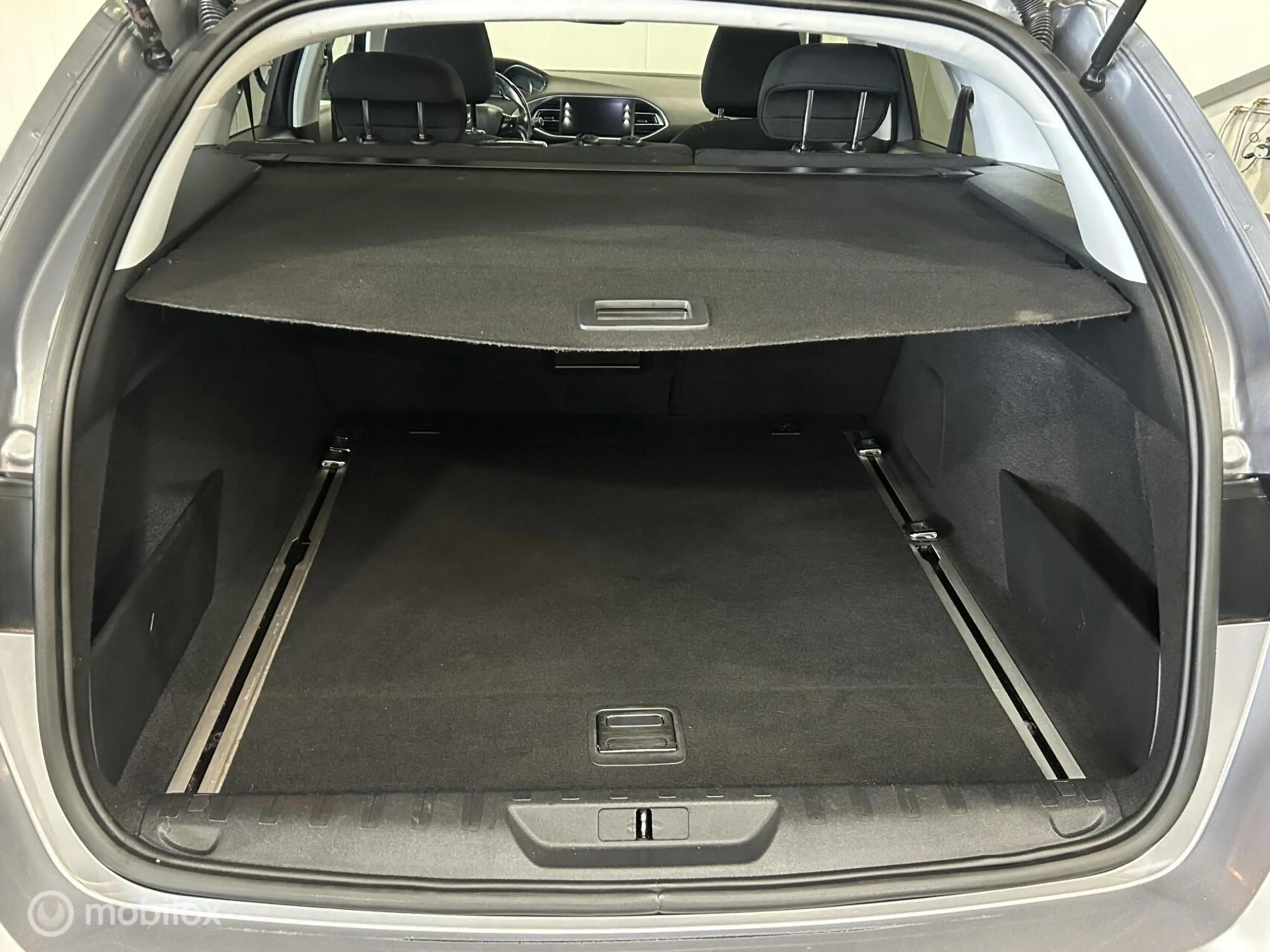 Peugeot 308 SW 1.6 BlueHDI Blue Lease Executive — photo 10