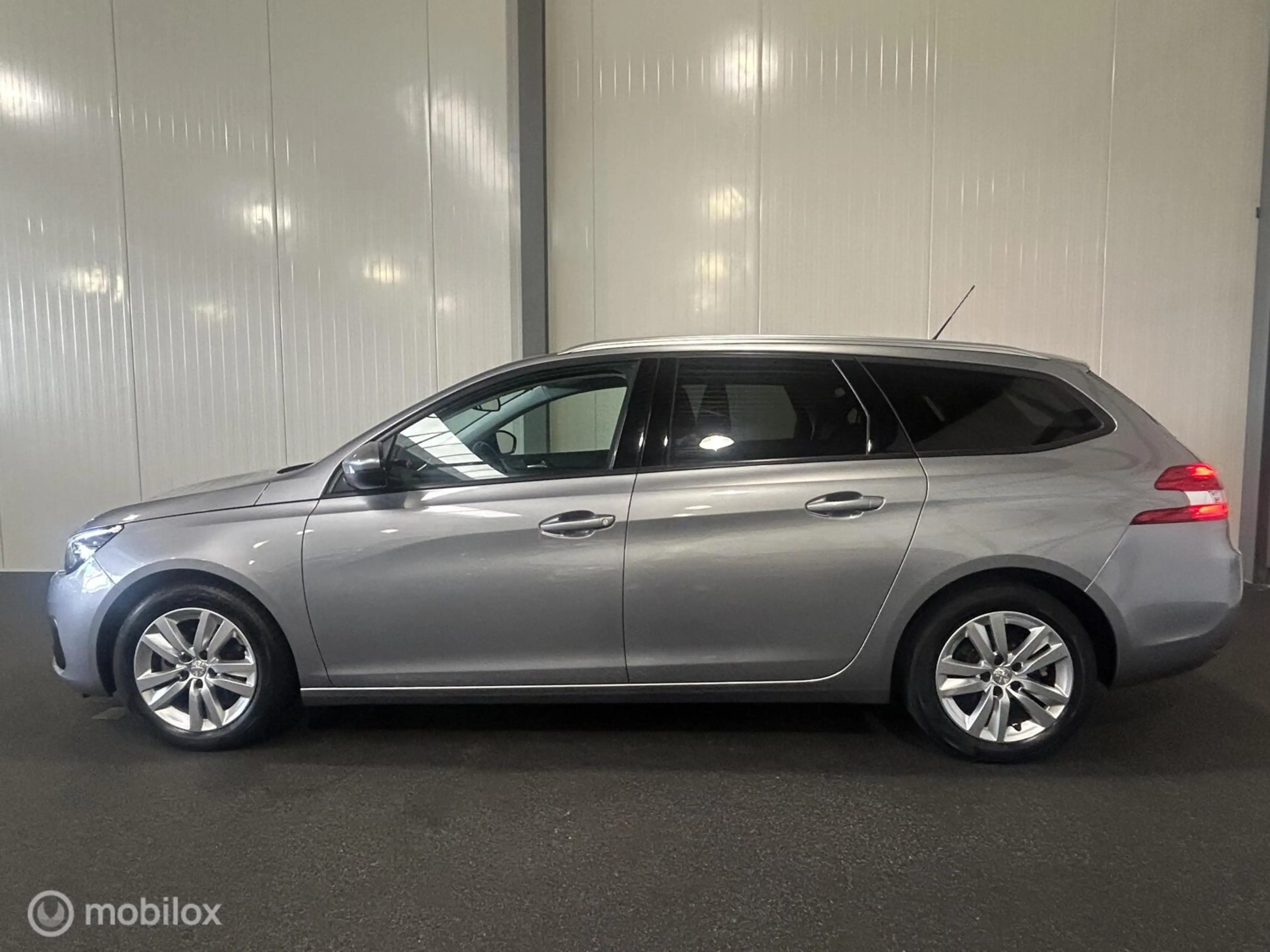 Peugeot 308 SW 1.6 BlueHDI Blue Lease Executive — photo 2