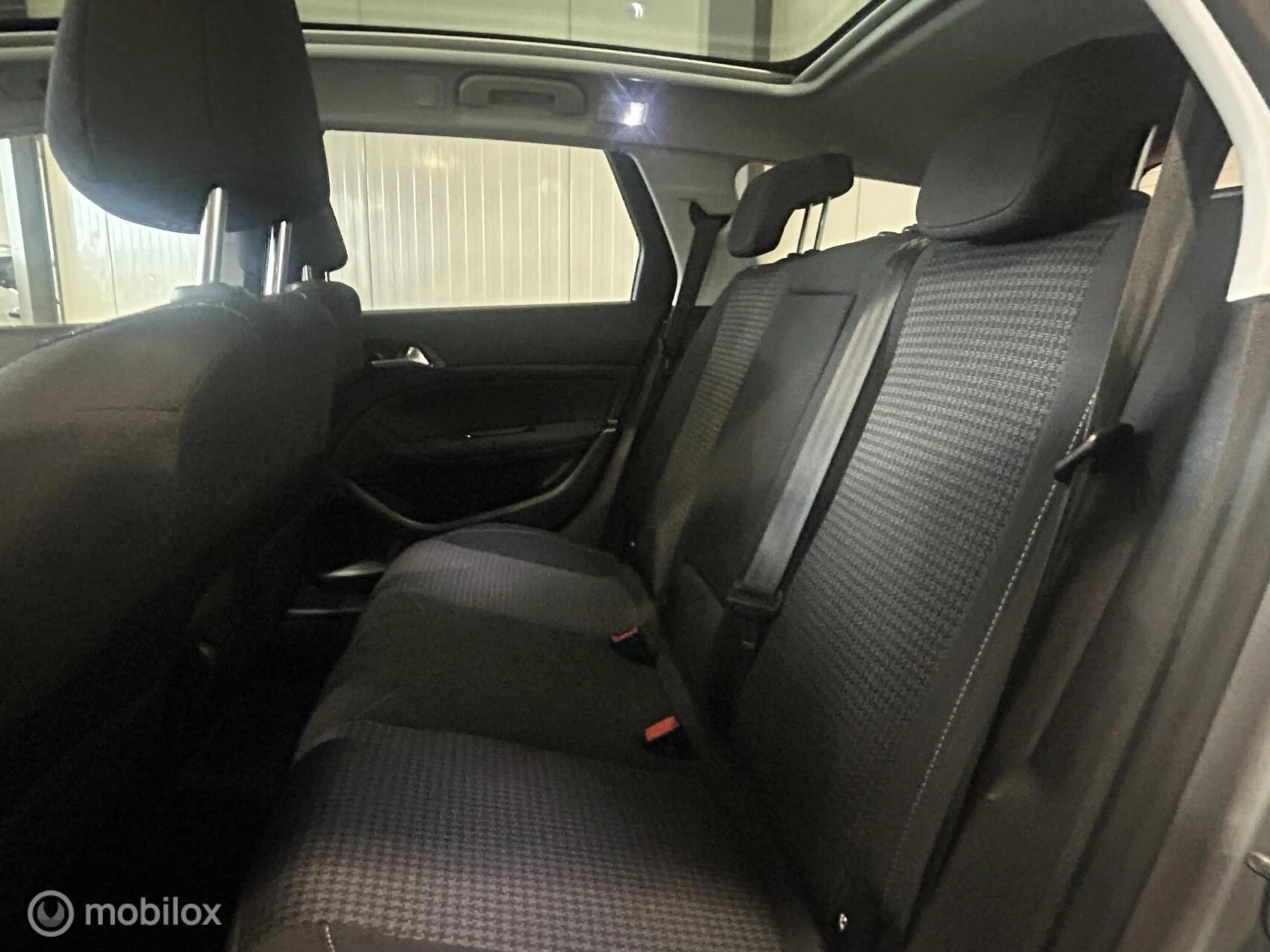 Peugeot 308 SW 1.6 BlueHDI Blue Lease Executive — photo 9
