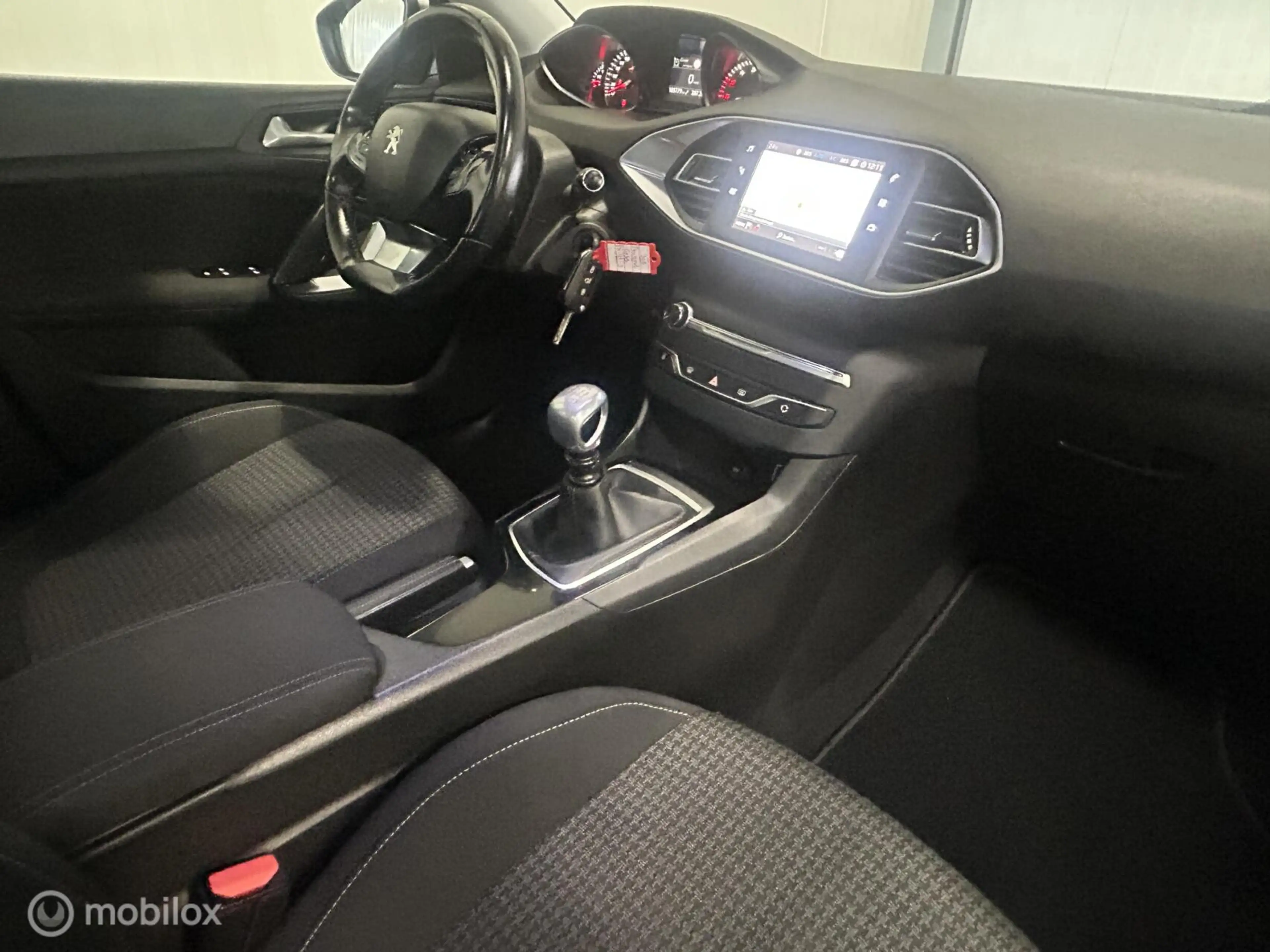 Peugeot 308 SW 1.6 BlueHDI Blue Lease Executive — photo 13
