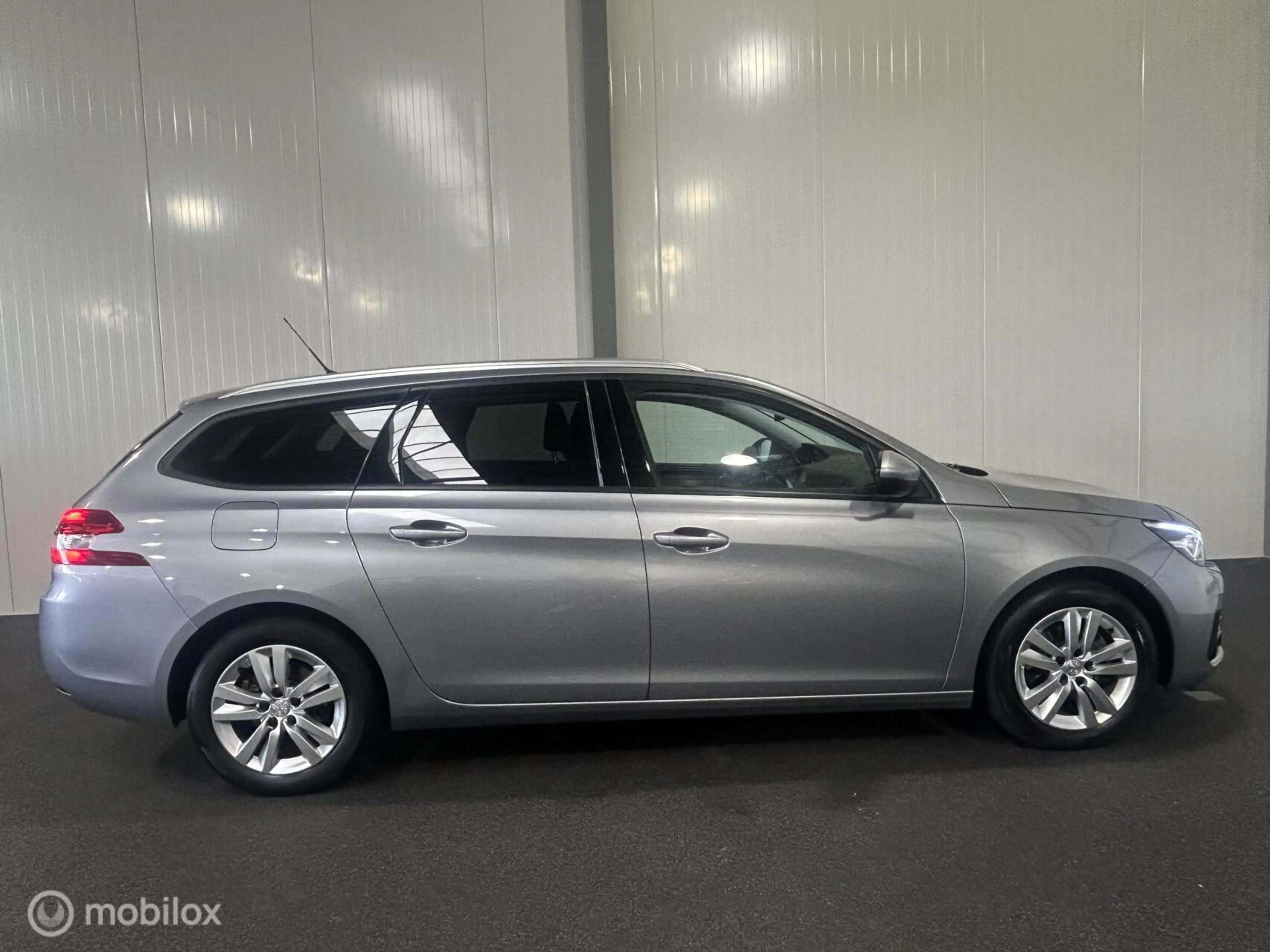 Peugeot 308 SW 1.6 BlueHDI Blue Lease Executive — photo 4