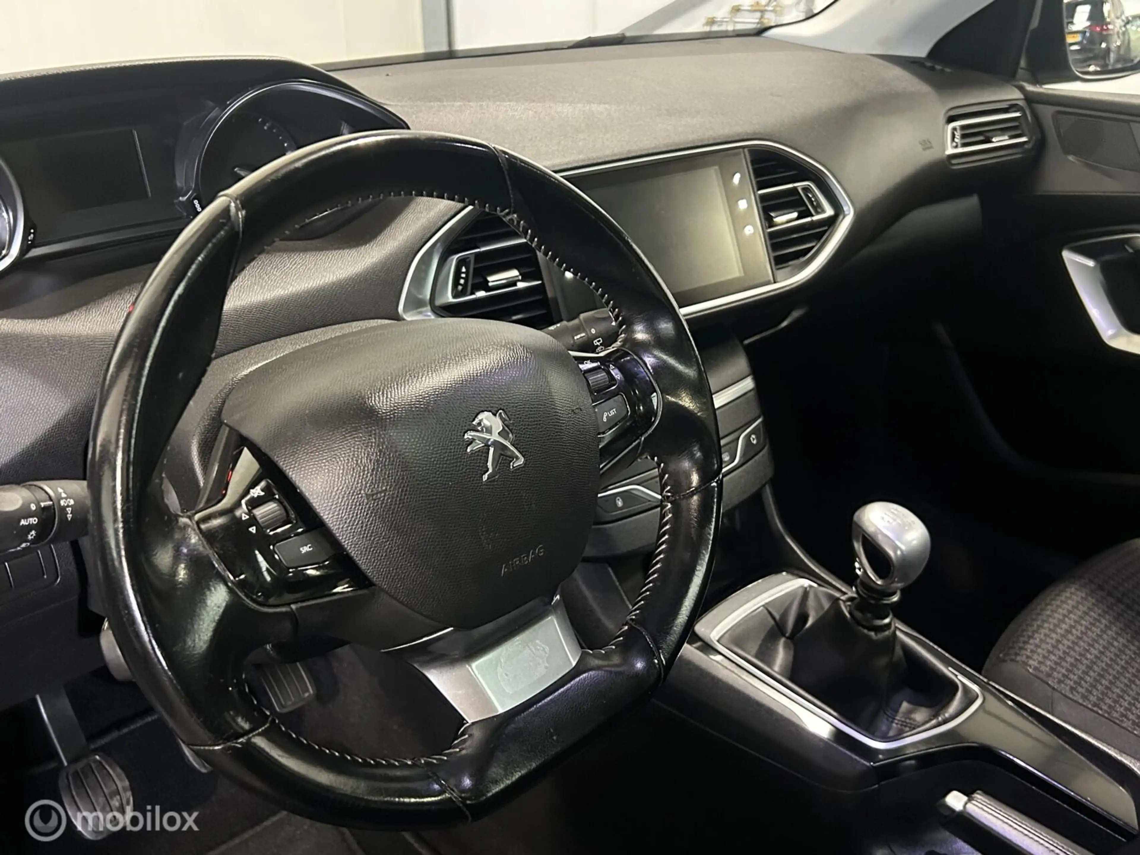 Peugeot 308 SW 1.6 BlueHDI Blue Lease Executive — photo 6