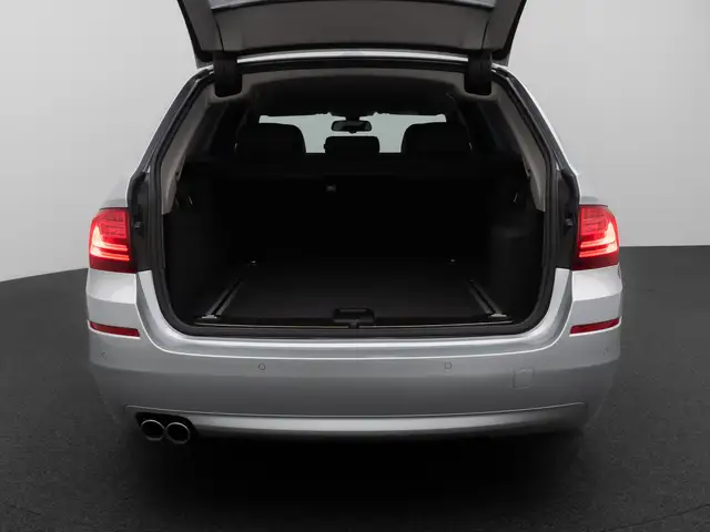 BMW 5 Series view 13