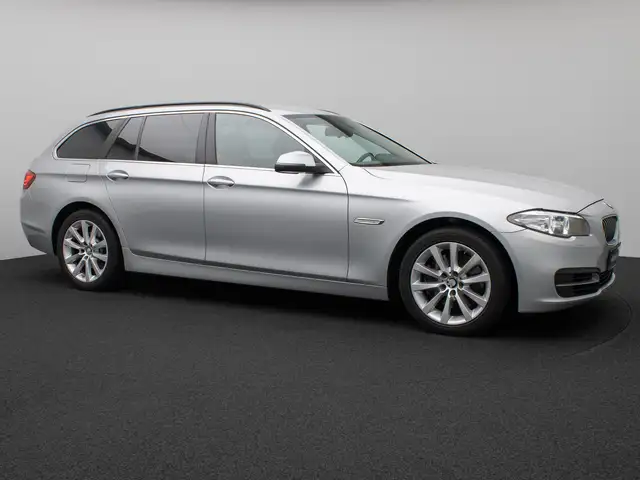 BMW 5 Series view 4