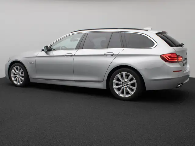 BMW 5 Series view 10
