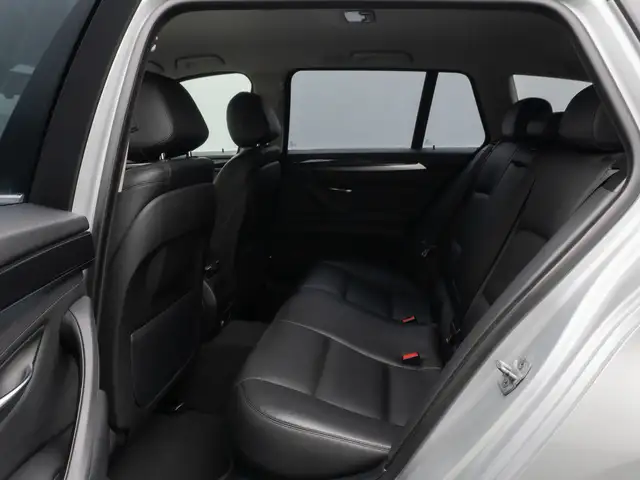 BMW 5 Series view 25