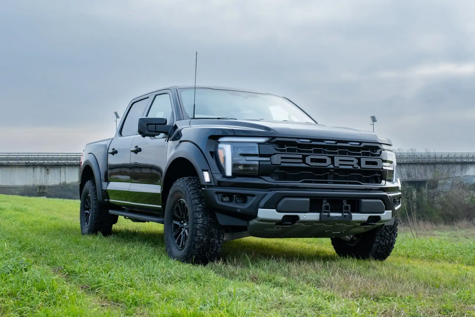 Ford F 150 Raptor 2025 Rosso - 2