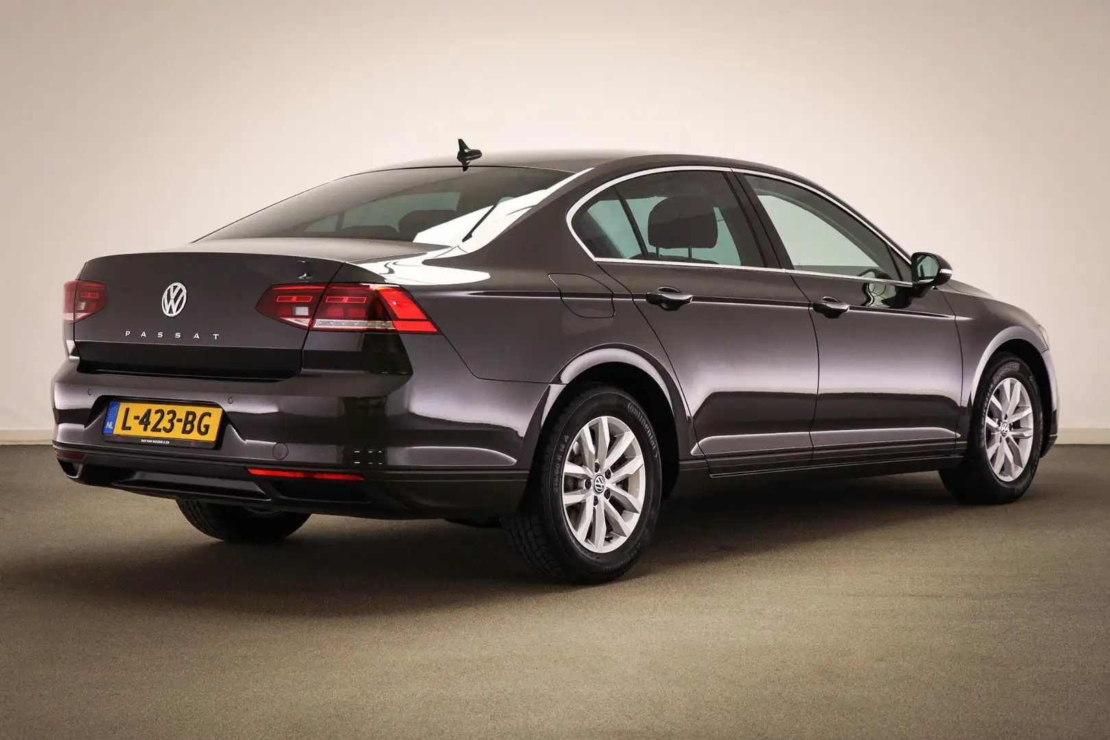 Volkswagen Passat 1.5 TSI Comfort Business | LED | APP CONNECT | CAM Grijs - 2