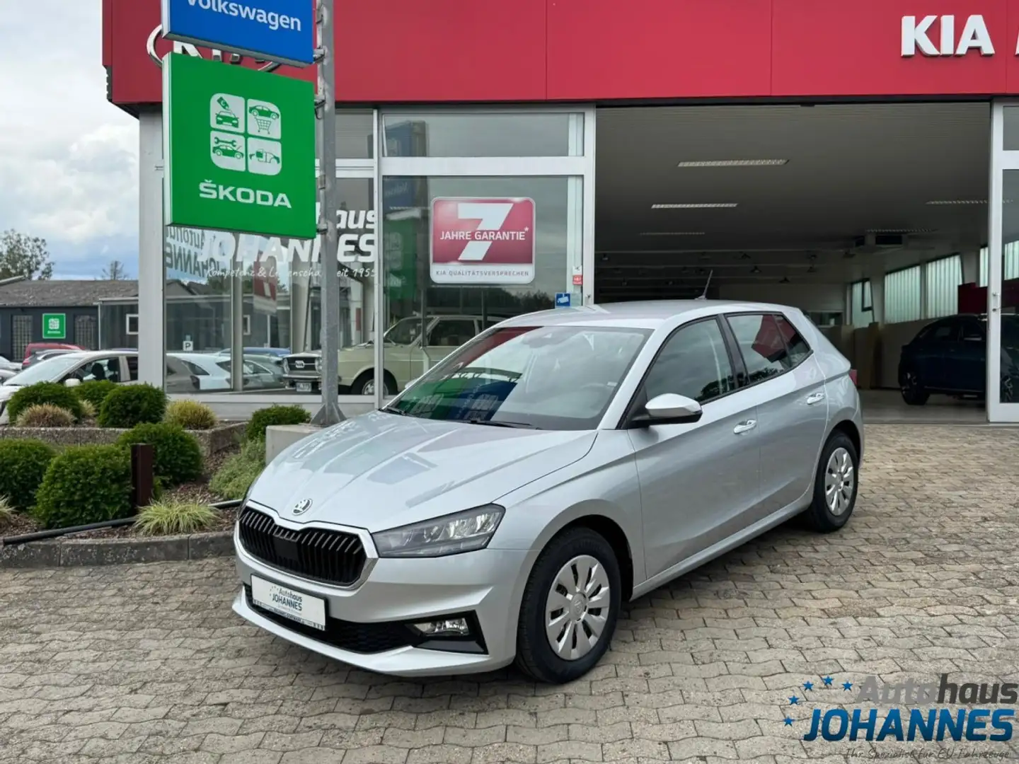 Skoda Fabia 1.0 TSI DSG Selection Plus Klima Einparkhilfe Plateado - 1