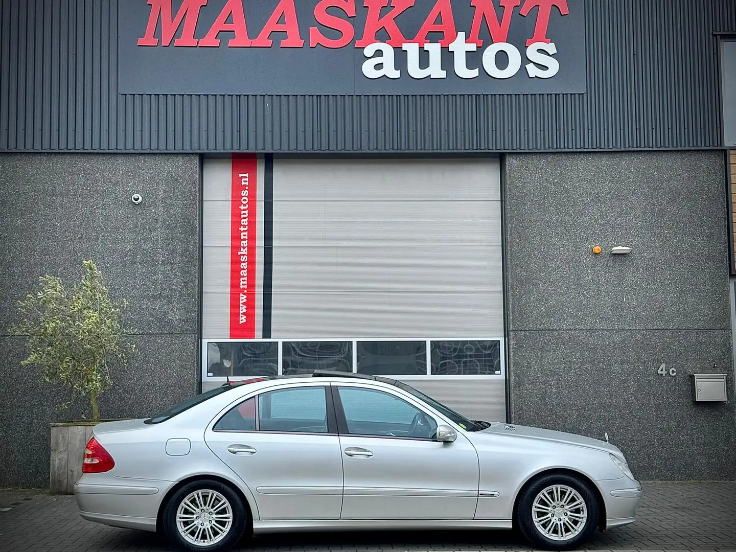 Mercedes-Benz E 240 Aut / Avantgarde / Pano solar sunroof / Leder / NL Grau - 1