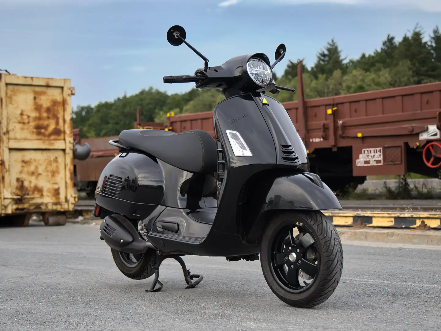 Vespa GTS Super Tech 300 HPE Noir - 1