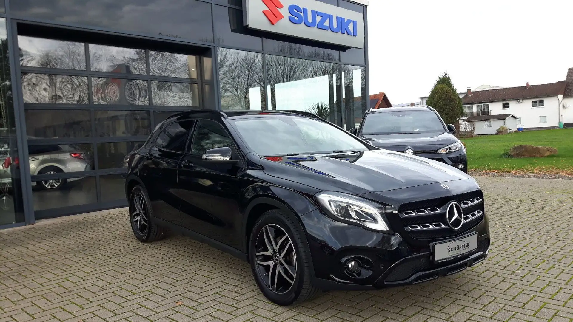 Mercedes-Benz GLA 180 Urban Zwart - 2