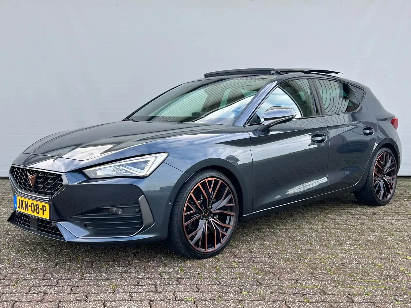 CUPRA Leon 2.0 TSI VZ 300PK | Leder | Panoramadak | Beats | N Gris - 1