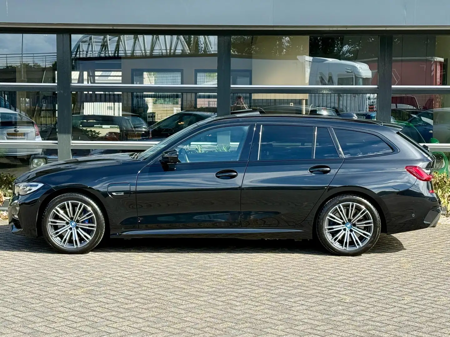BMW 330 3-serie Touring 330e High Executive M-Sport Panora Zwart - 2