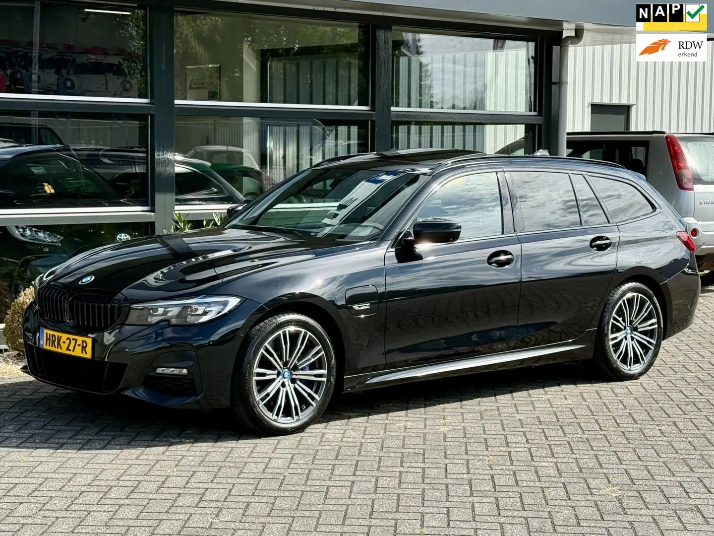 BMW 330 3-serie Touring 330e High Executive M-Sport Panora Zwart - 1