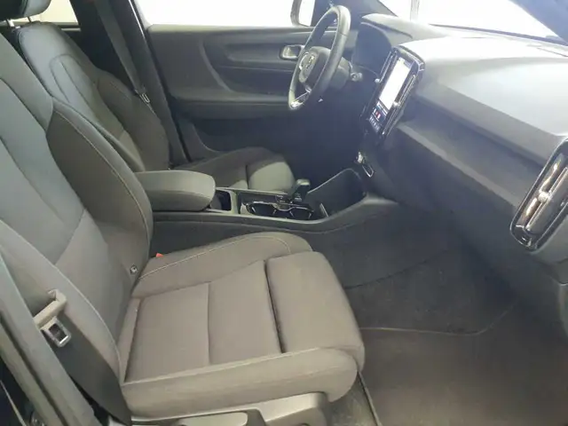 Volvo XC40 view 8