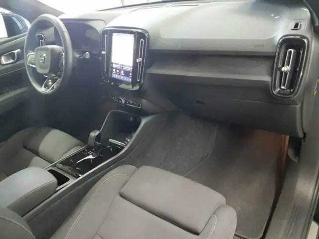 Volvo XC40 view 9