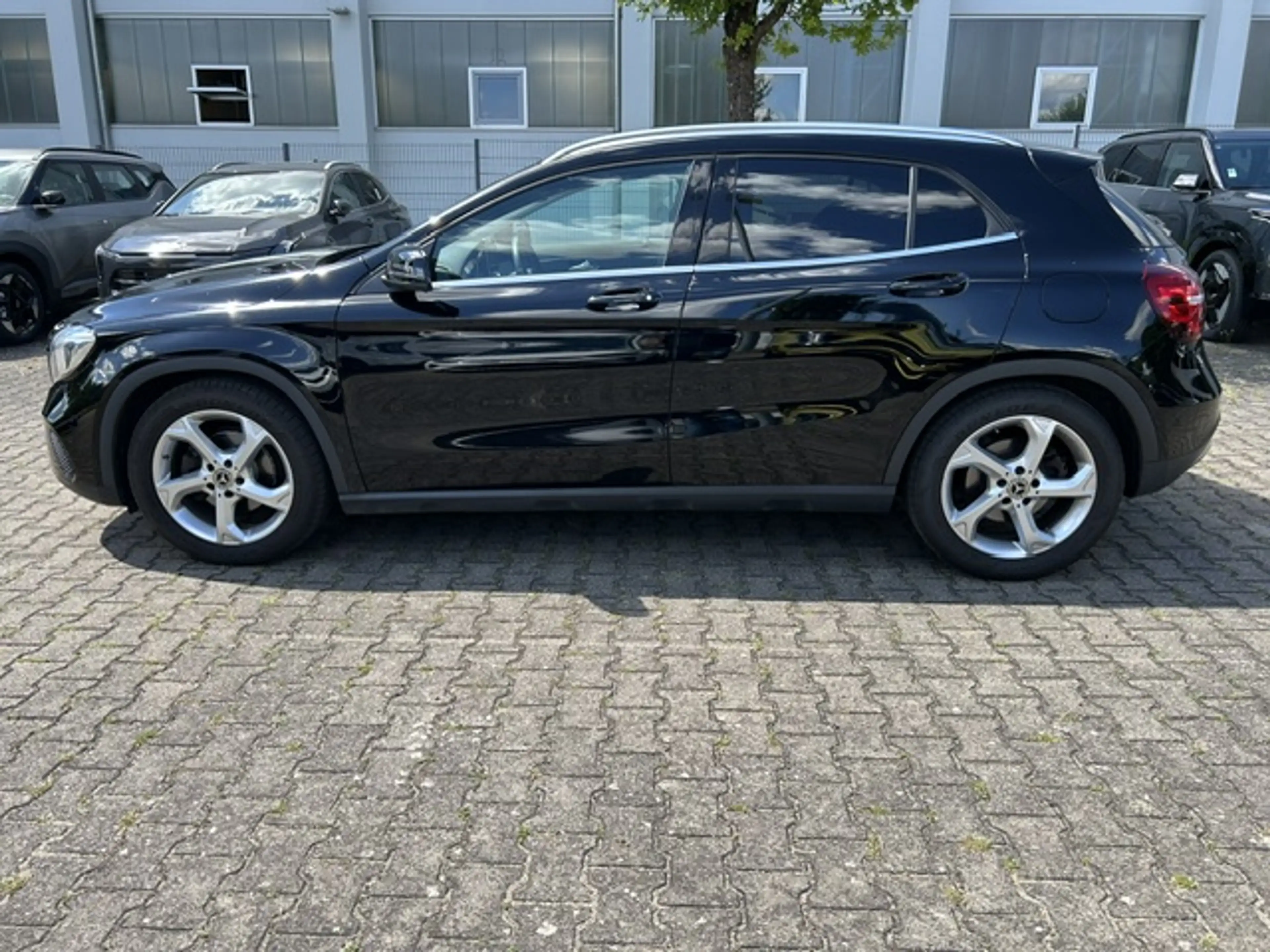 Mercedes-Benz GLA 220 GLA 220 d*STANDHZG*GARMIN*LED*PDC*8-fach bereift* — photo 3