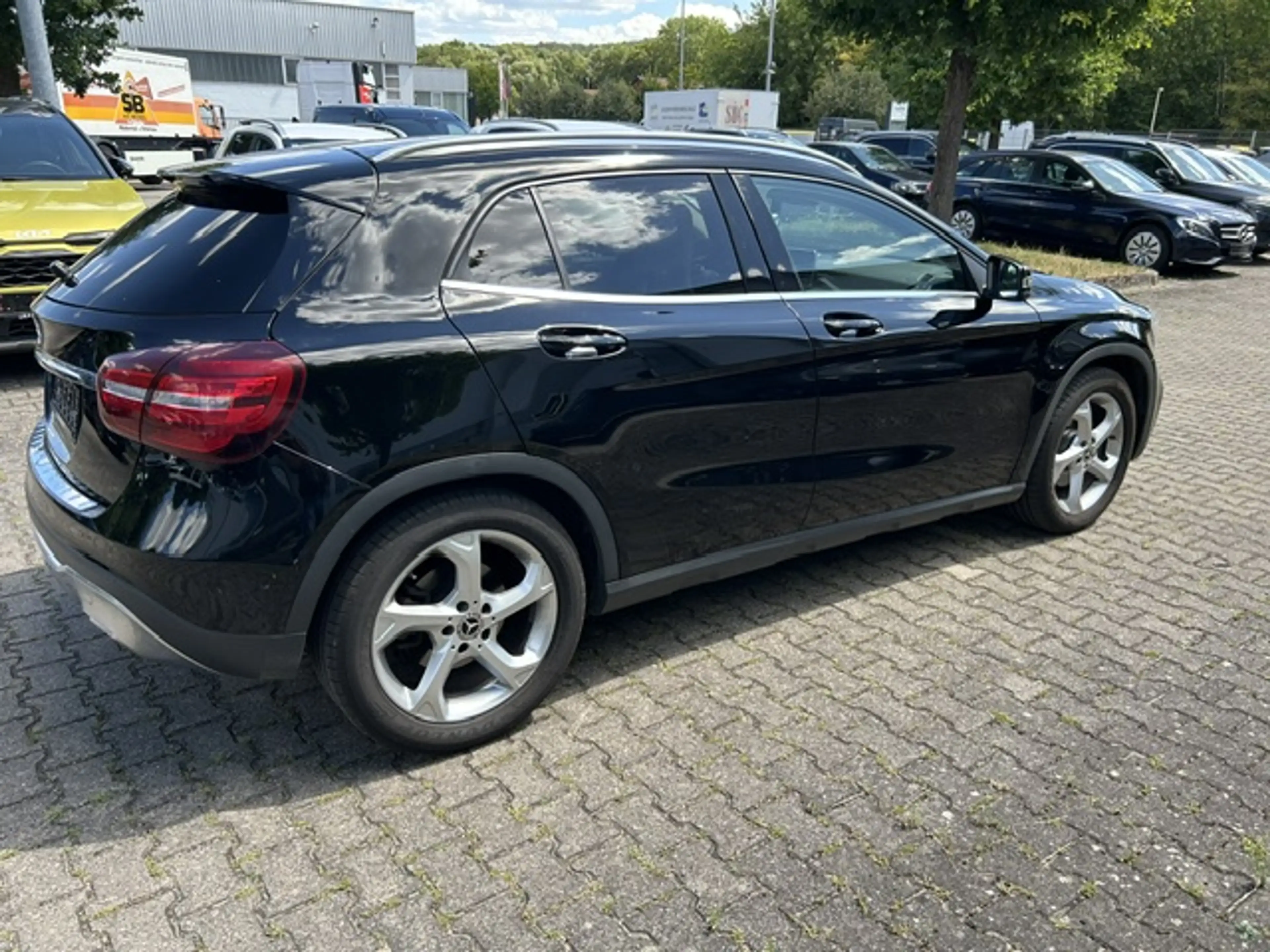 Mercedes-Benz GLA 220 GLA 220 d*STANDHZG*GARMIN*LED*PDC*8-fach bereift* — photo 4