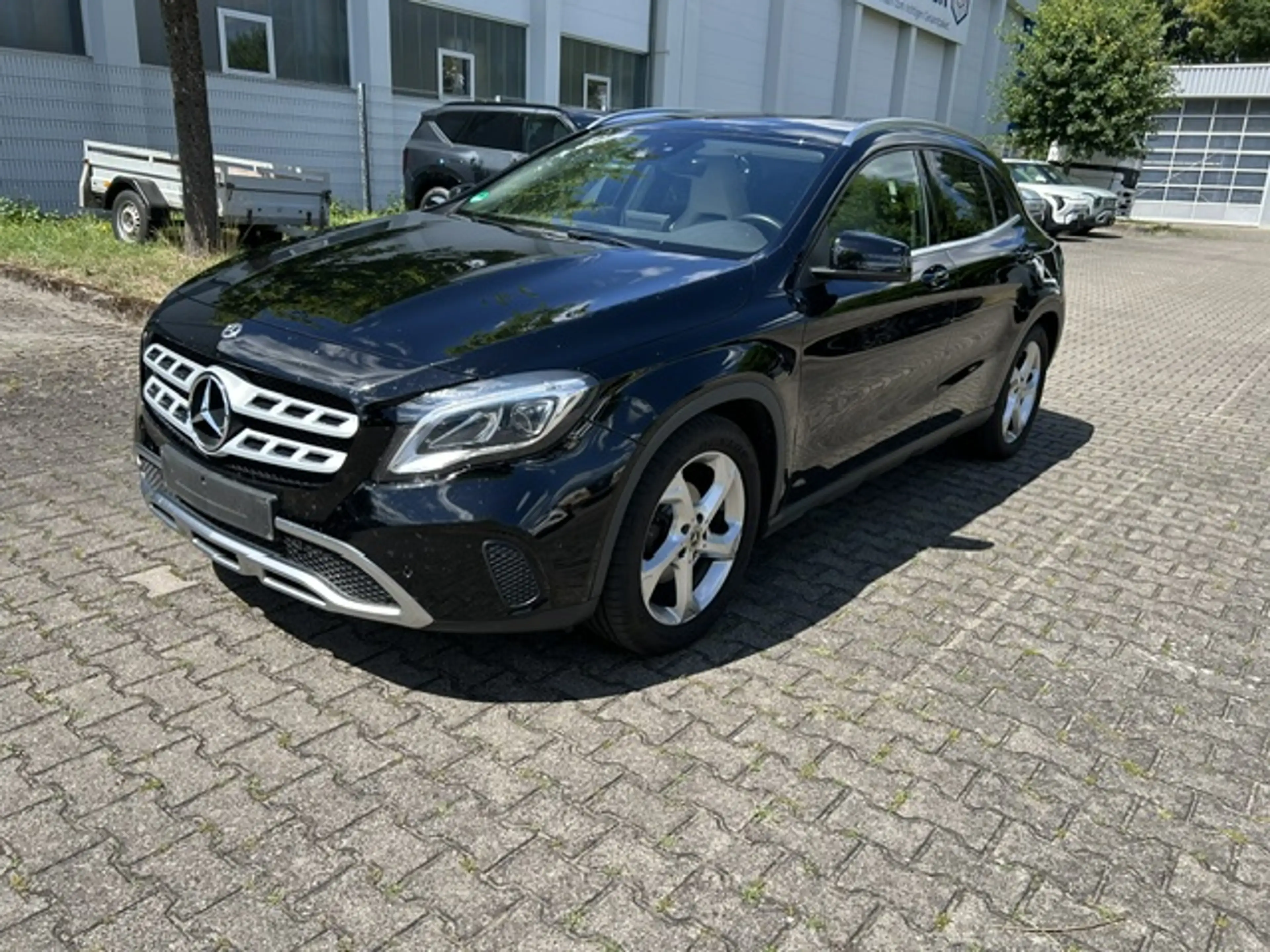 Mercedes-Benz GLA 220 GLA 220 d*STANDHZG*GARMIN*LED*PDC*8-fach bereift*