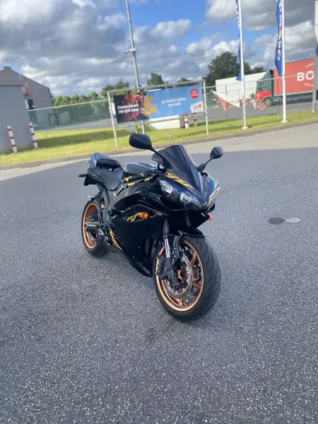 Yamaha YZF-R1 - foto 3