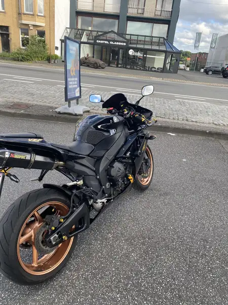 Yamaha YZF-R1 - foto 2