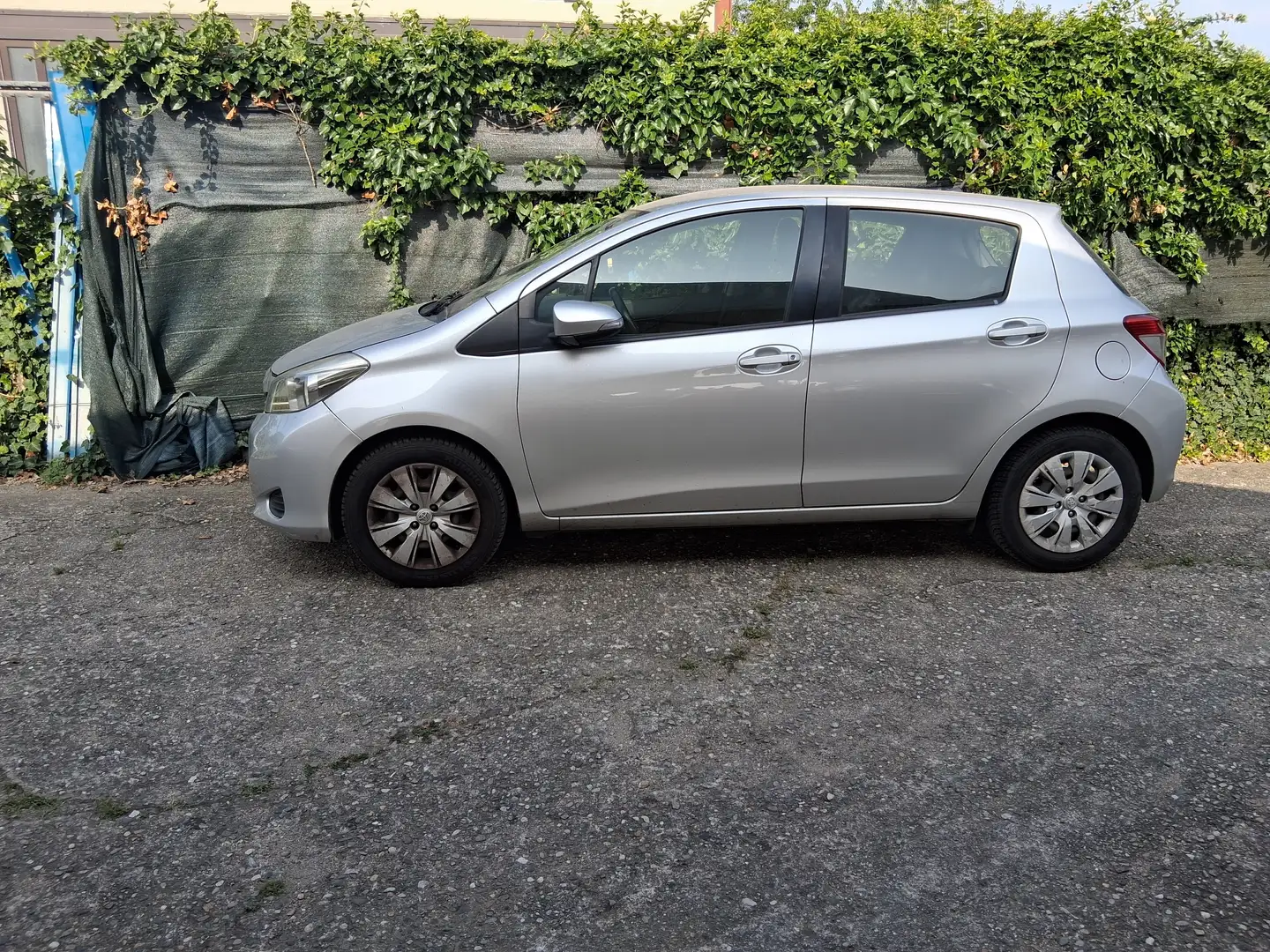 Toyota Yaris Yaris III 2011 5p 1.0 Lounge Grigio - 2