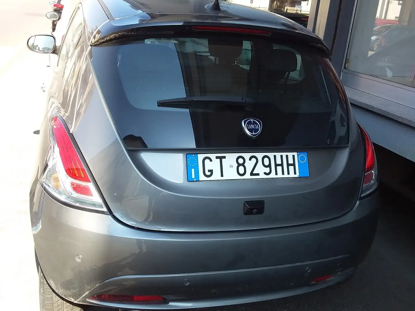 Lancia Ypsilon 1.0 firefly hybrid Platino s&s 70cv Gris - 2