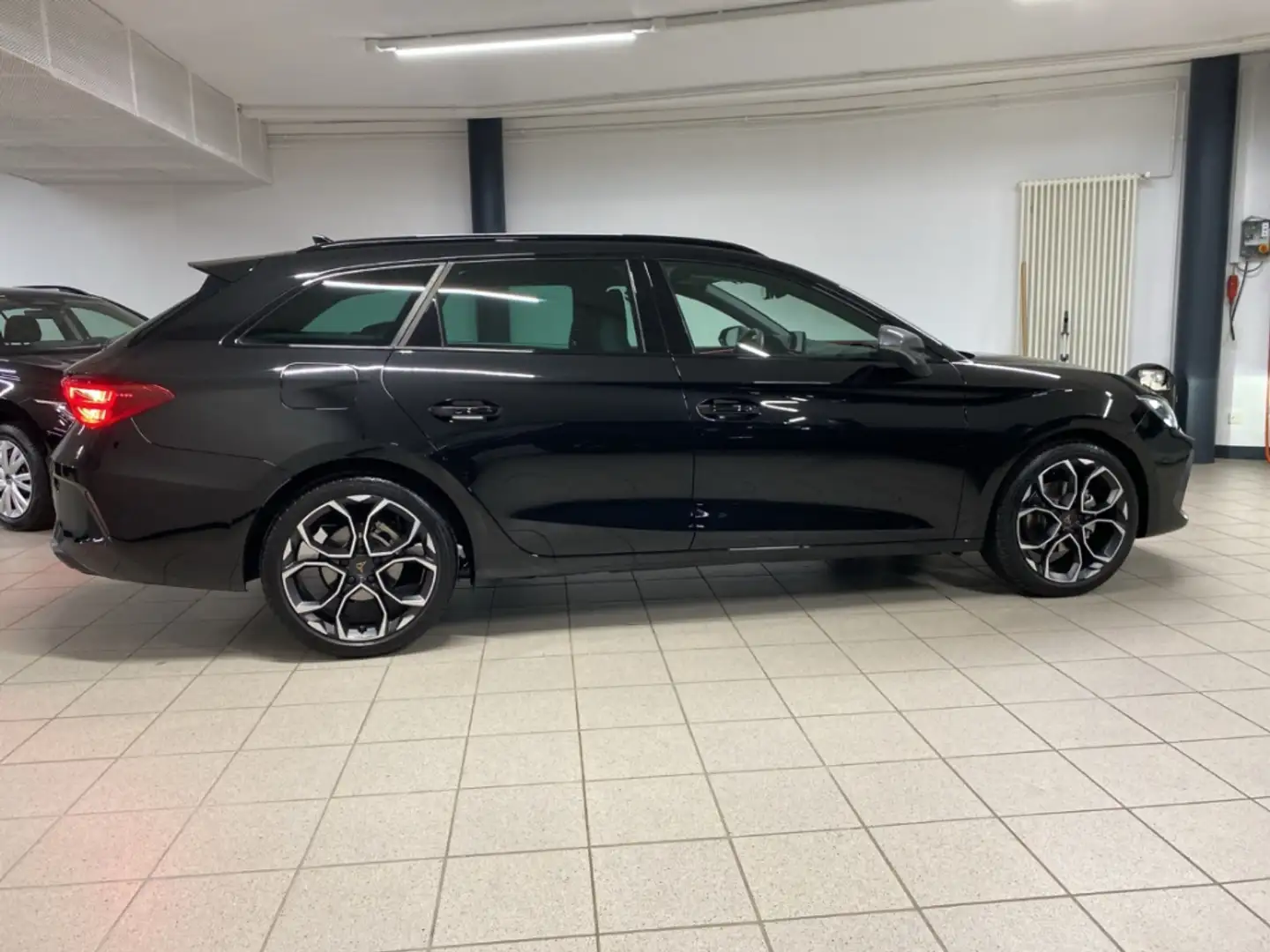 CUPRA Leon Sportstourer 1.5 eTSI 110 kW AHK-klappbar Navi Dig Schwarz - 2