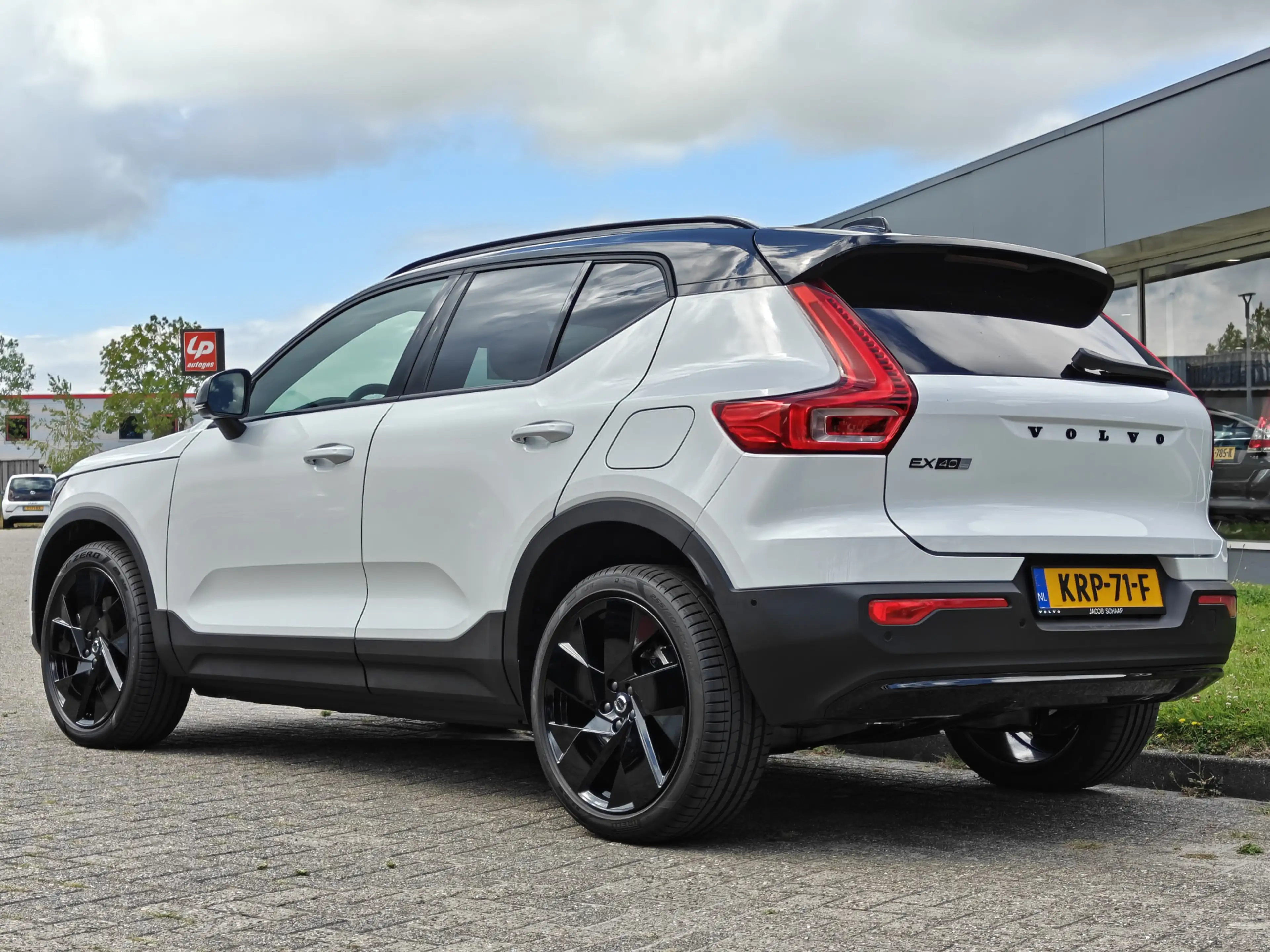 Volvo EX40 252PK Extended Range Plus Black Ed. 82 kWh | BLIS — photo 9