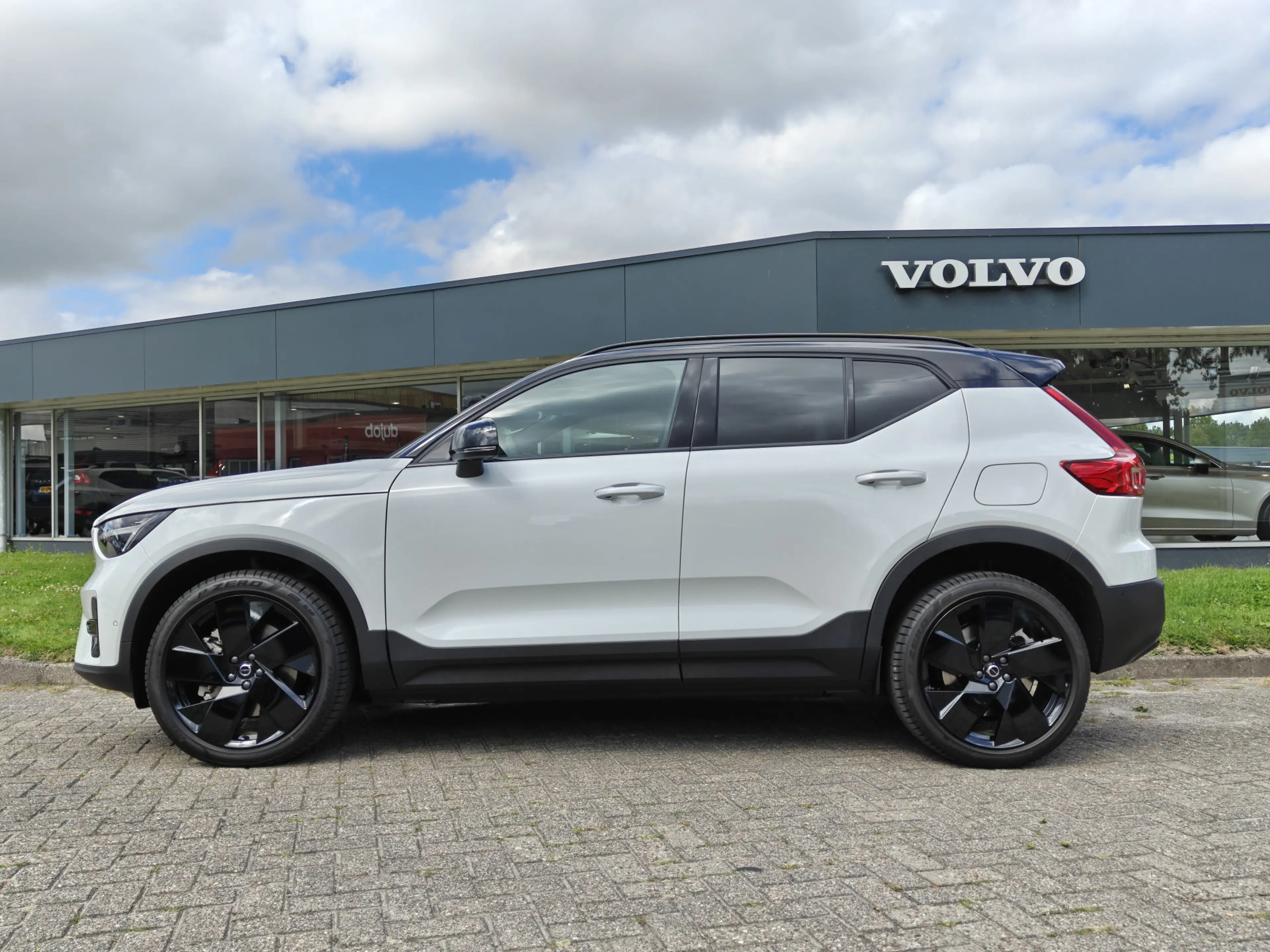 Volvo EX40 252PK Extended Range Plus Black Ed. 82 kWh | BLIS — photo 7