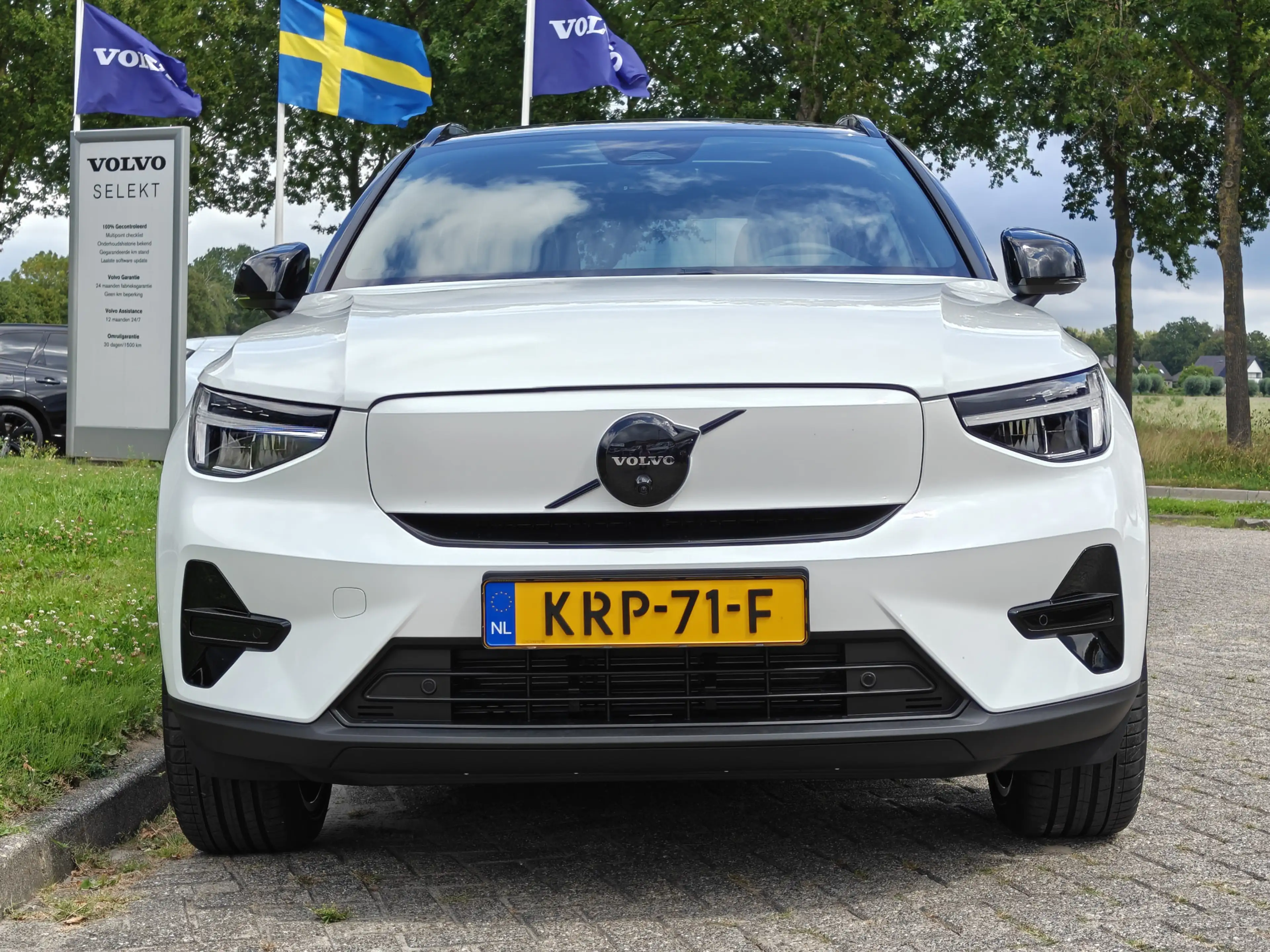 Volvo EX40 252PK Extended Range Plus Black Ed. 82 kWh | BLIS — photo 2