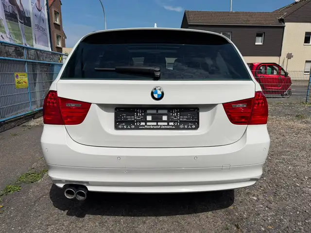 BMW 3 Series view 6