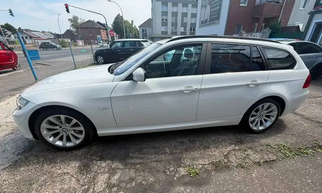 BMW 3 Series view 4