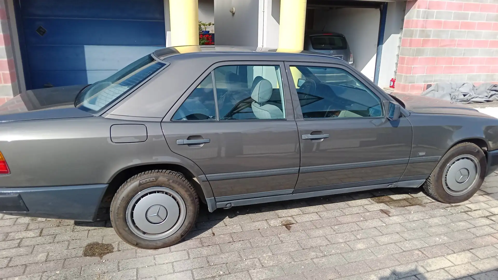Mercedes-Benz E 200 E 200 - 1