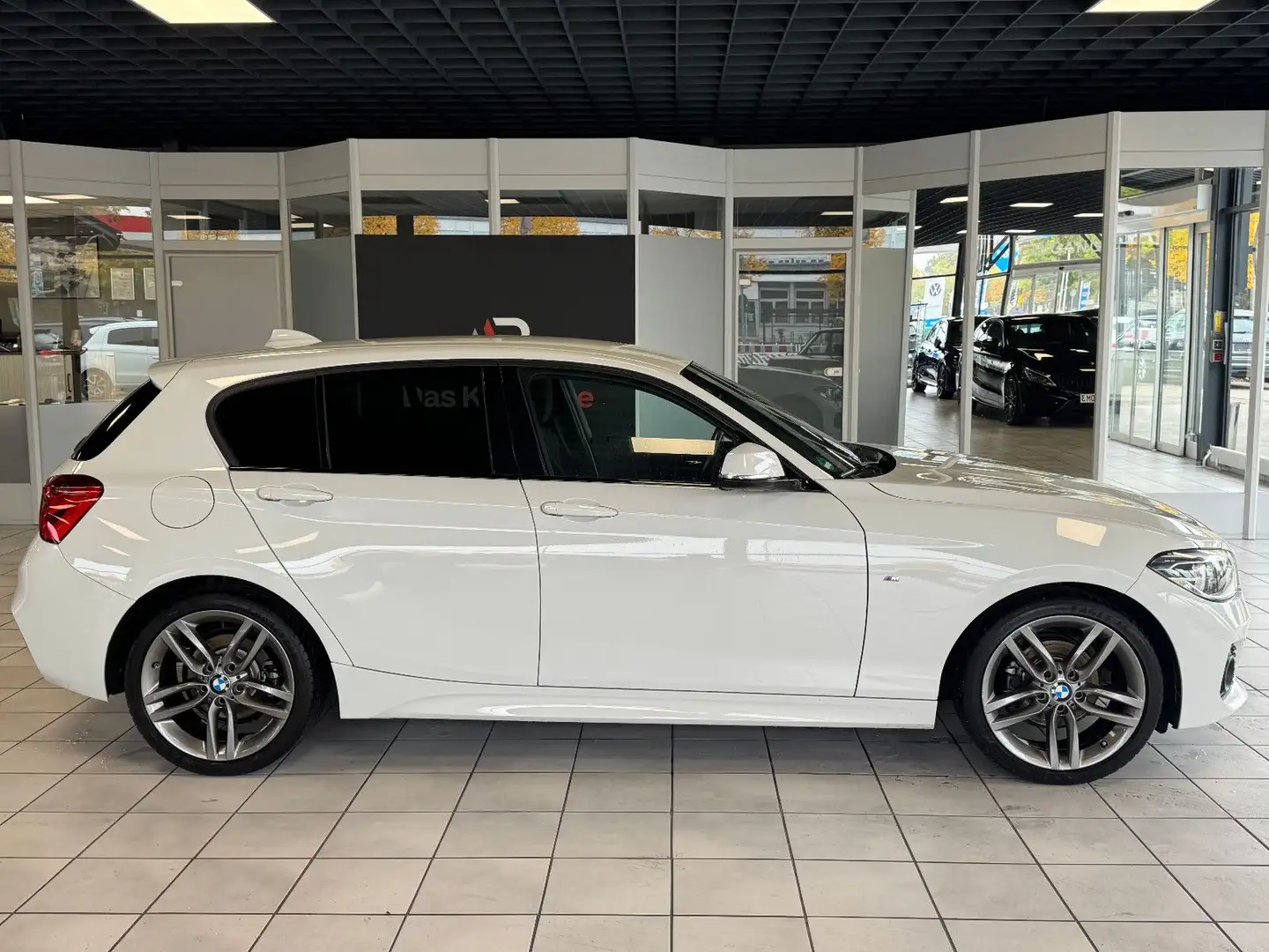 BMW 116 d Lim. M Sport M Paket SZH PDC Navigation Weiß - 2
