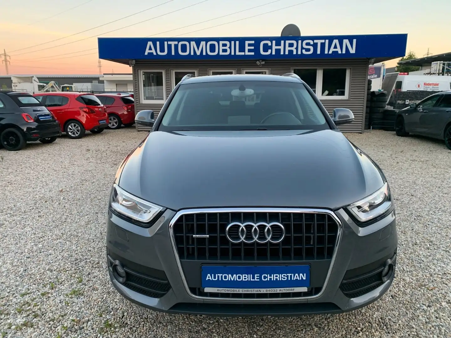 Audi Q3 2.0 TFSI quattro Xenon Sitzheizung PDC Euro5 Grau - 1