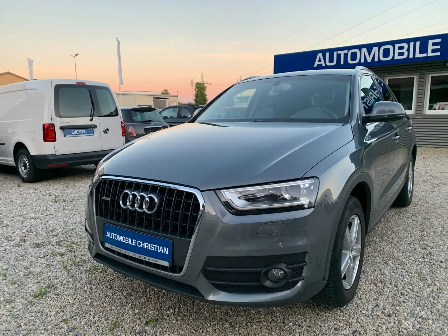 Audi Q3 2.0 TFSI quattro Xenon Sitzheizung PDC Euro5 Grau - 2