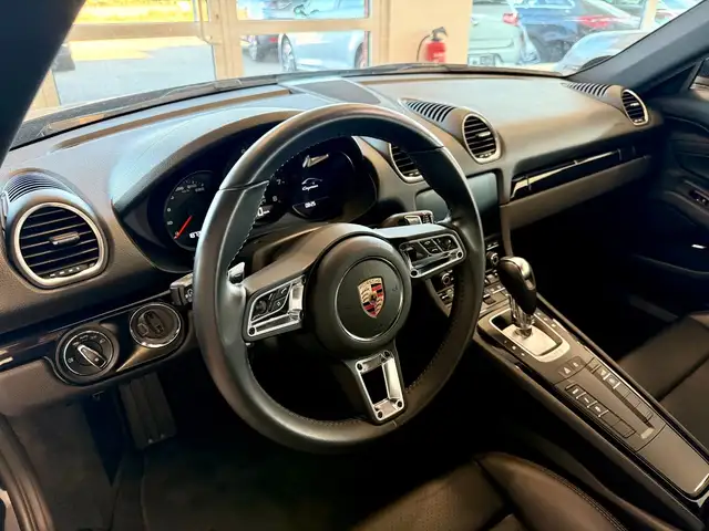 Porsche Cayman view 11
