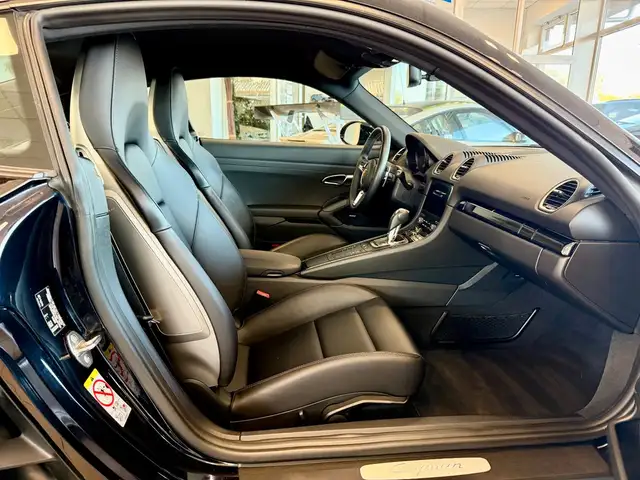 Porsche Cayman view 9